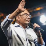Kerajaan perpaduan Malaysia tertekan apabila keputusan Najib menggemparkan UMNO