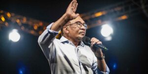 Kerajaan perpaduan Malaysia tertekan apabila keputusan Najib menggemparkan UMNO