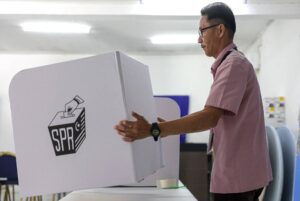 Ketepikan atau kekal relevan? PRU16 menguji veteran politik Malaysia