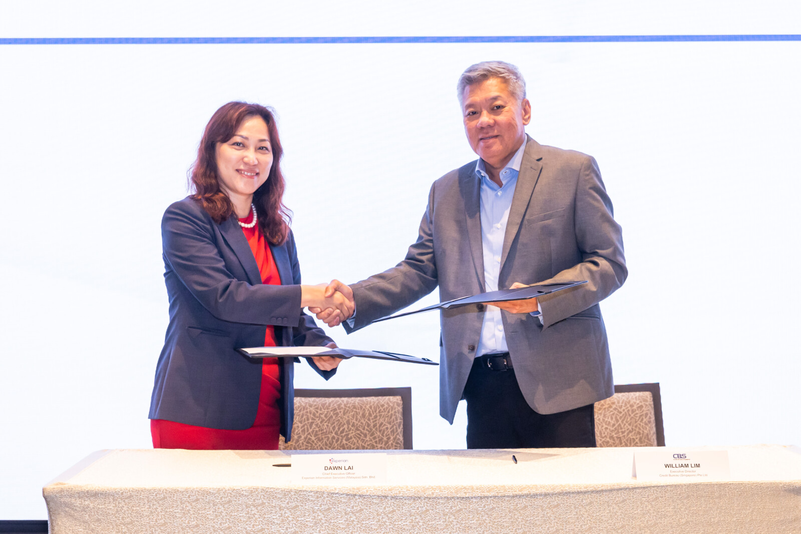 Dari kiri ke kanan: Cik Dawn Lai, Ketua Pegawai Eksekutif Experian Information Services Malaysia dan Encik William Lim, Pengarah Eksekutif Credit Bureau Singapura
